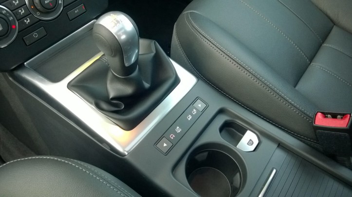 The 6 speed gearbox has a pleasant change action. Push button terrain selection is simplicity itself but the gear lever gaitor feels thin and cheap to the touch.