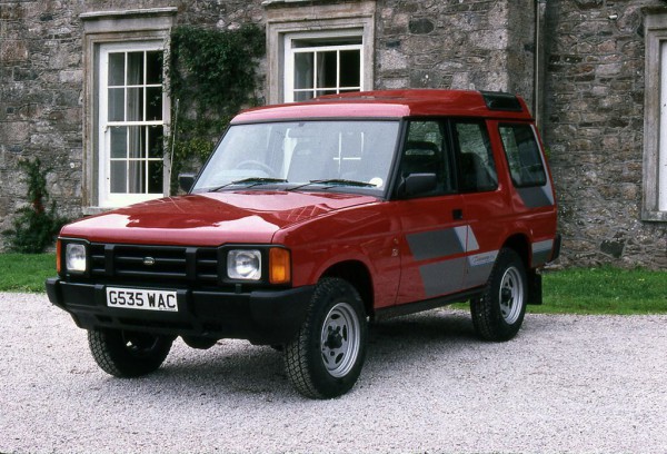 With headlamps from Freight Rover and tail lamps donated from the Maestro commercial, the first Discovery was a perfect example of making the best from existing technology within the Rover Group - It was... and still is - number one in its class!