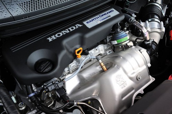 The 1.6 I-DTEC engine is a brilliant plant. CR-V model now benefits from a two stage turbo with 160bhp and the same 350 Nm of torque of the outgoing larger, heavier 2.2 unit.