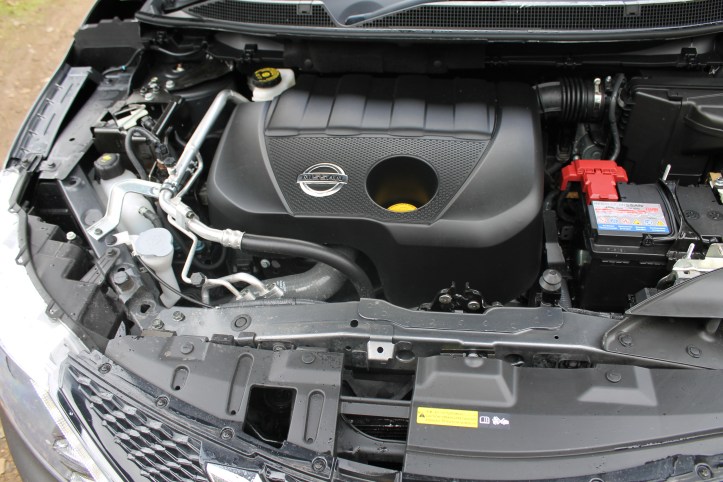 Somewhere underneath this neat engine cover is the ubiquitous 1.5dCi, together with a single-tone horn...