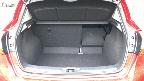 For such a roomy car, this boot layout is a bit rubbish really. Desperately needs a flat floor to fully utilise the cargo space - ARE YOU LISTENING NISSAN???