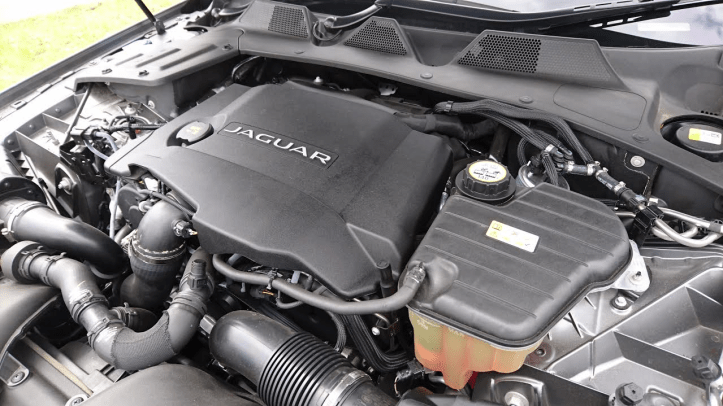 3.0 quad cam diesel looks slightly messy with too much pipework and insulating tape on display. Its got sacks of power and torque though. Performance is superb as is the refinement and fuel consumption... we nudged 50mpg